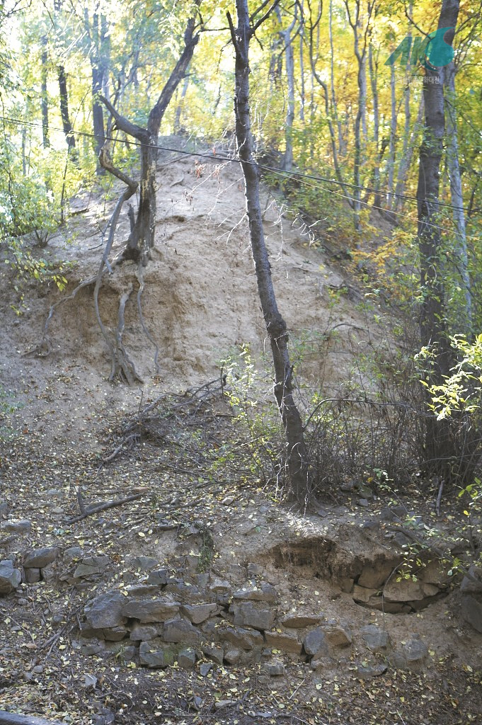 용담산 산성[와방점시]서벽의 문자리 판축과 기초부의 석축